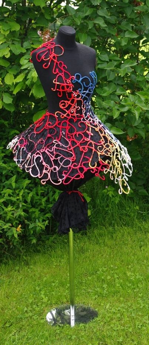 La robe, 2009, tissu, métal, mannequin, pied métallique, H 180cm, envergure 180cm. ©anicet guerin 